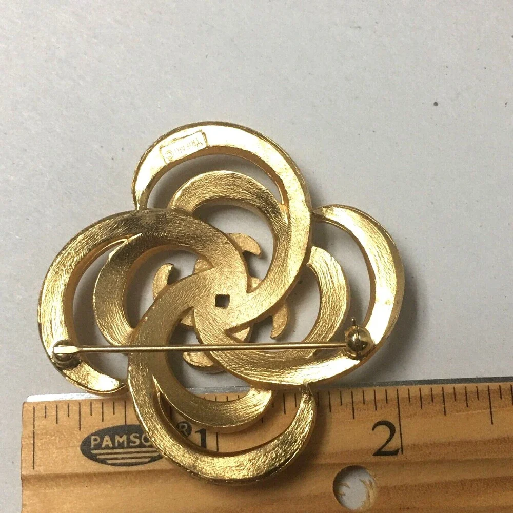 Vintage Trifari Signed Lovers Knot Brooch Pin Brushed Gold Plated Celtic Knot